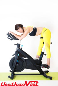 Gập người với xe đạp tập thể dục tại nhà