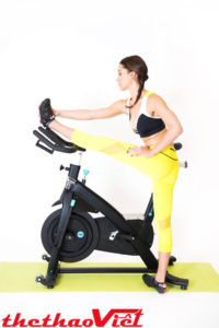 Bài tập nâng chân với xe đạp tập thể dục tại nhà
