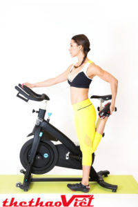 Bài tập bổ trợ gập chân với xe đạp tập thể dục tại nhà