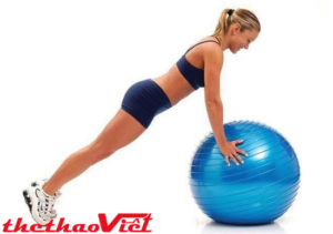 Bài tập chống đẩy với bóng này sẽ giúp bạn thư giãn toàn thân hiệu quả