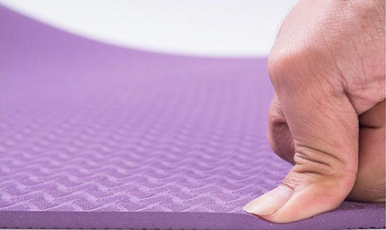 kiểm tra độ đàn hồi của thảm yoga