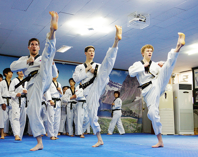 Tập Taekwondo