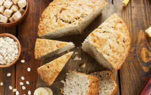 Bánh mì nướng cùng chuối và bơ hạnh nhân