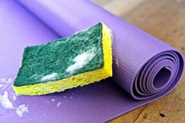 vệ sinh thảm yoga bằng xà phòng